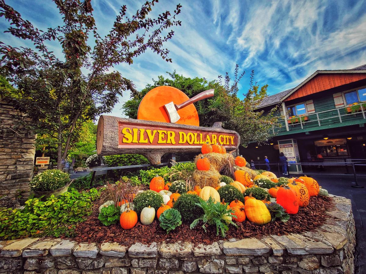 Silver Dollar City Harvest Fest: Where autumn's bounty meets craftsmanship and festivity.